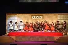 こたつに並ぶエビ中とNegicco。