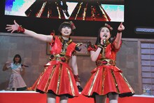 左から安本彩花、柏木ひなた。