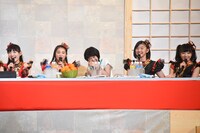 こたつでトークするエビ中とNegicco。