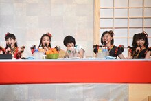 こたつでトークするエビ中とNegicco。