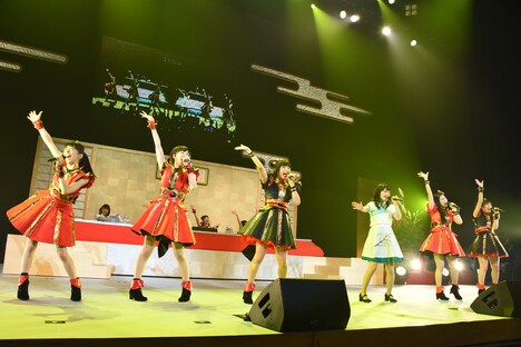 「アイドルばかり聴かないで」を歌うNegicco×エビ中コラボユニット。