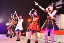 「アイドルばかり聴かないで」を歌うNegicco×エビ中コラボユニット。