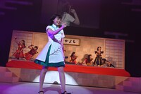 Negiccoの後ろで踊るエビ中。