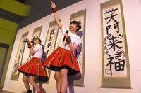 左から真山りか、安本彩花。