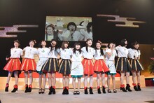 仲よく肩を組むエビ中とNegicco。