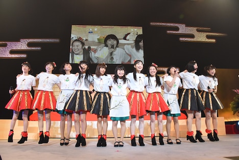 仲よく肩を組むエビ中とNegicco。