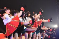 肩を組んでラインダンスするエビ中とNegicco。