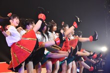 肩を組んでラインダンスするエビ中とNegicco。