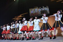 仲よく肩を組むエビ中とNegicco。