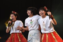 左から柏木ひなた、Megu、安本彩花。