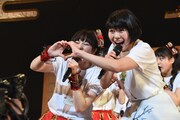 「仲良くなったよー！」と手を合わせる安本彩花（左）とMegu（右）。