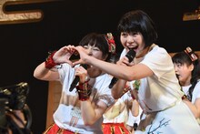 「仲良くなったよー！」と手を合わせる安本彩花（左）とMegu（右）。