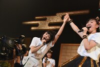 手をつないで「ぽー！」と叫ぶKaede（左）と小林歌穂（右）。