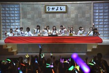 こたつに座って観客に手を振るエビ中とNegicco。