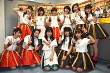 終演後に記念撮影するエビ中とNegicco。