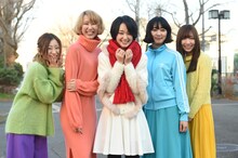 剛力彩芽(中央)と赤い公園。 (c)TBS