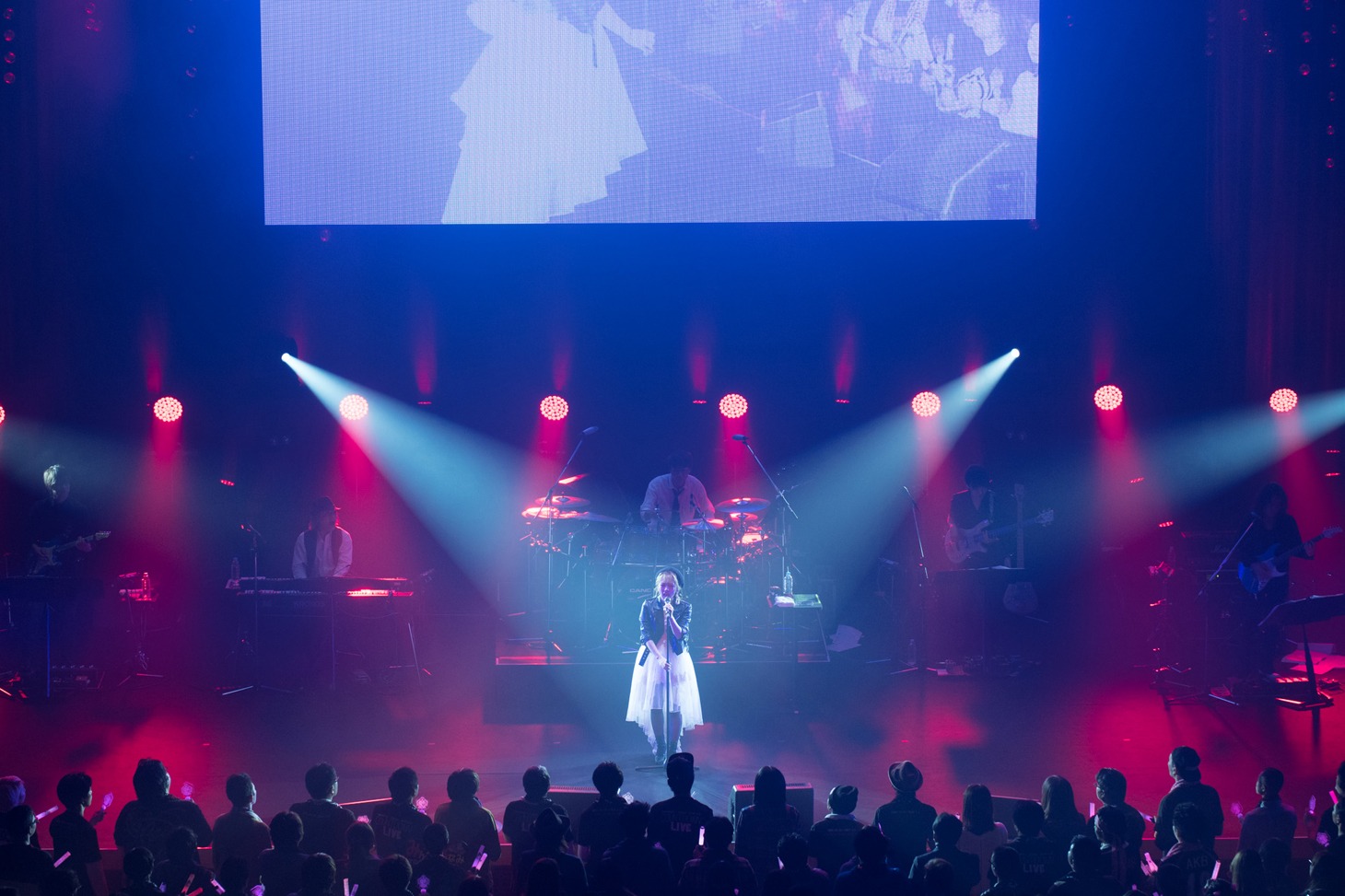 高橋みなみ「TAKAHASHI MINAMI COUNTDOWN LIVE 2016」のライブの様子。（写真提供：EMI Records）