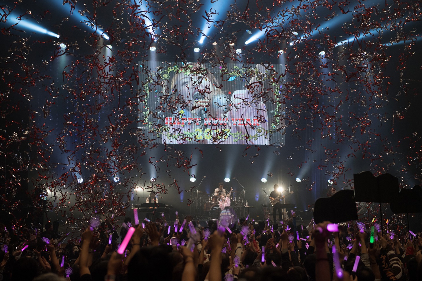 高橋みなみ「TAKAHASHI MINAMI COUNTDOWN LIVE 2016」のライブの様子。（写真提供：EMI Records）