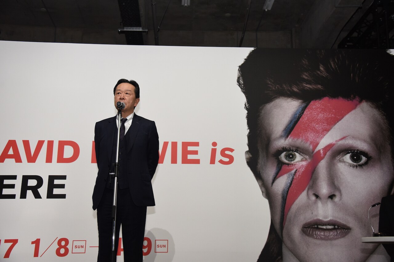 「DAVID BOWIE is」オープニングセレモニーでスピーチをするソニー・ミュージックエンタテインメント代表取締役 CEOの水野道訓氏。
