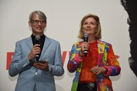 「DAVID BOWIE is」オープニングセレモニーに登壇したキュレーターのジェフリー・マーシュとヴィクトリア・ブロークス。