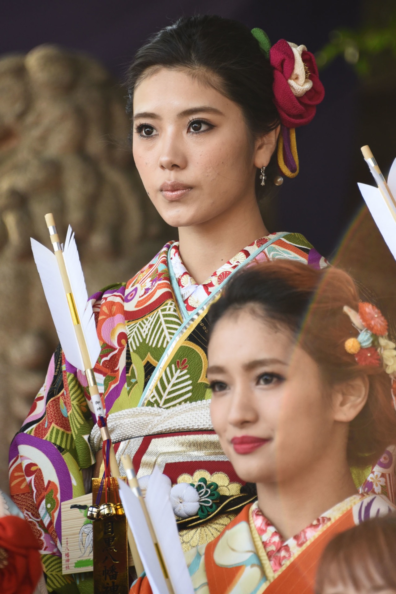 川本璃（奥）