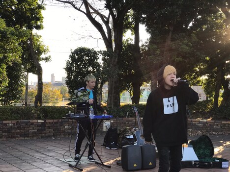 宮崎県内でストリートライブを行う電波少女。（写真提供：アリオラアーティスト）