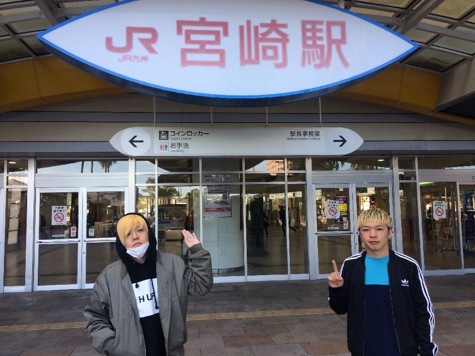 宮崎駅に到着した電波少女。（写真提供：アリオラアーティスト）