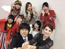 Little Glee Monsterとバカリズム（前列左）、マギー（前列右）。