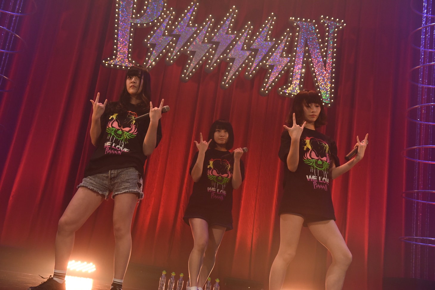 PiiiiiiiN候補生によるライブの様子。左から鈴木媛子、今波早稀、姫川風子。