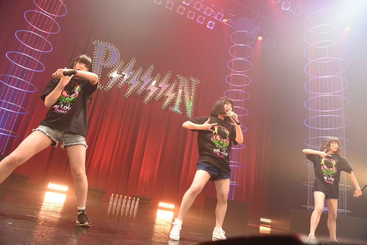 PiiiiiiiN候補生によるライブの様子。左から鈴木媛子、今波早稀、姫川風子。