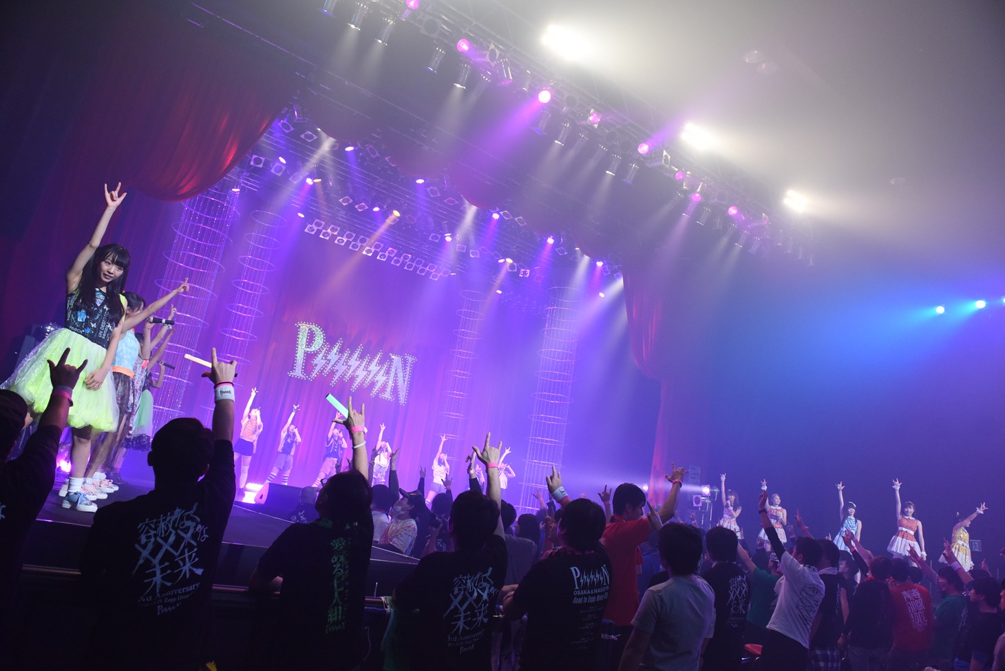 PPP!PiXiON、PiiiiiiiN、TOKYO5によるコラボレーションの様子。