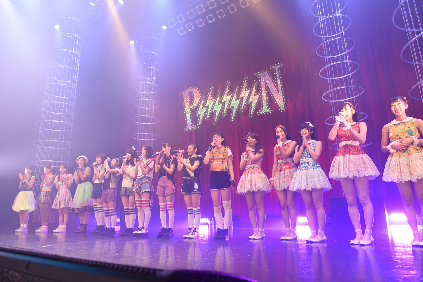 PPP!PiXiON、PiiiiiiiN、TOKYO5によるコラボレーションの様子。