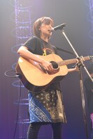 原あやのによる「to you」歌唱の様子。