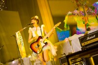 すぅ（Vo, G） （Photo by Satoshi Hata）