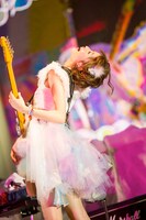 すぅ（Vo, G） （Photo by Satoshi Hata）