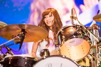 ひなんちゅ（Dr） （Photo by Satoshi Hata）