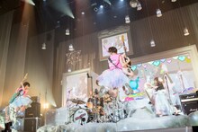SILENT SIREN「2016年末スペシャルライブ Dream on!」東京・東京体育館公演の様子。 （Photo by Satoshi Hata）