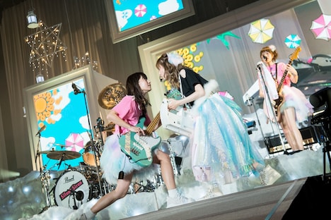 SILENT SIREN「2016年末スペシャルライブ Dream on!」東京・東京体育館公演の様子。 （Photo by Satoshi Hata）