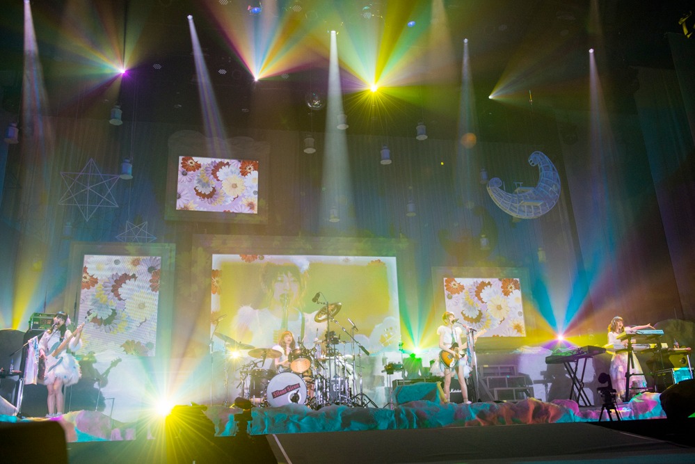 SILENT SIREN「2016年末スペシャルライブ Dream on!」東京・東京体育館公演の様子。 （Photo by Satoshi Hata）