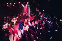 「夏の魔物後夜祭シリーズ アントーニオ本多生誕記念ワンマン ～シン・マモノBAND爆誕～」の様子。（撮影：二宮ユーキ）