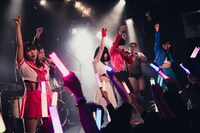 「夏の魔物後夜祭シリーズ アントーニオ本多生誕記念ワンマン ～シン・マモノBAND爆誕～」の様子。（撮影：二宮ユーキ）