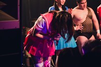 ファンに向けて頭を下げる塚本舞。（撮影：二宮ユーキ）