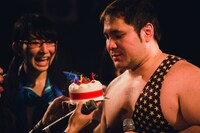 ロウソクの火を吹き消したアントーニオ本多。（撮影：二宮ユーキ）