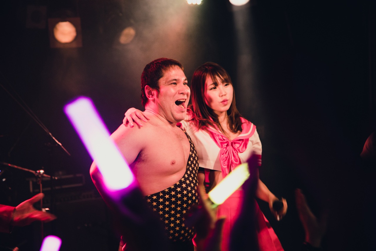 左からアントーニオ本多、塚本舞。（撮影：二宮ユーキ）