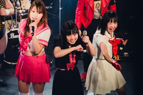 左から塚本舞、麻宮みずほ、泉茉里。(撮影:二宮ユーキ)