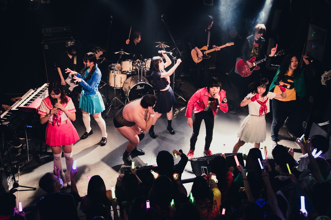 「夏の魔物後夜祭シリーズ アントーニオ本多生誕記念ワンマン ～シン・マモノBAND爆誕～」の様子。（撮影：二宮ユーキ）