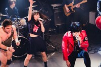 「夏の魔物後夜祭シリーズ アントーニオ本多生誕記念ワンマン ～シン・マモノBAND爆誕～」の様子。（撮影：二宮ユーキ）