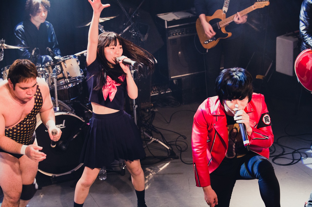 「夏の魔物後夜祭シリーズ アントーニオ本多生誕記念ワンマン ～シン・マモノBAND爆誕～」の様子。（撮影：二宮ユーキ）