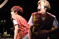 「ザ・ディッシュ～とまらない青春 食欲編～」をパフォ―マンスする（左から）矢部昌暉、北村匠海。