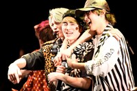 「ザ・ディッシュ～とまらない青春 食欲編～」をパフォ―マンスする（左から）小林龍二、泉大智、橘柊生。